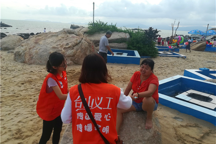 廣東省各地紛紛組織“不留白色污染”環(huán)?；顒討c“七一”